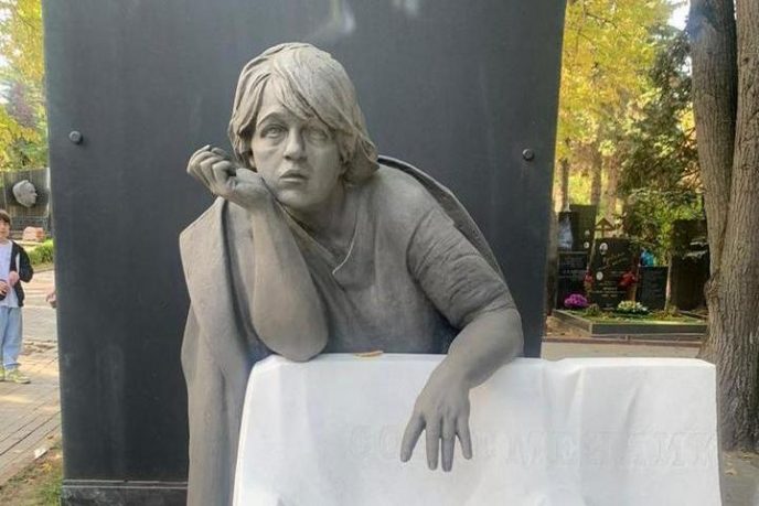 Скульптор был пbян? Поклонники Волчек не могут смириться с памятником великой актрисе