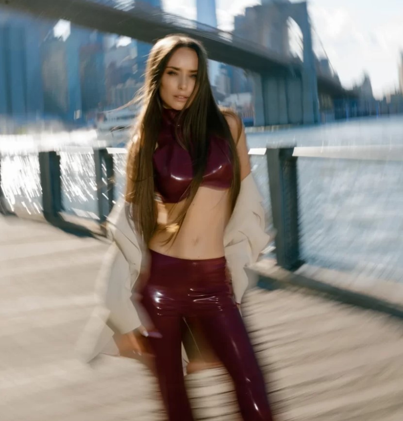 «Похвасталась прелестями в латексе»: Ксения Мишина устроила пикантную фотосессию в Нью-Йорке