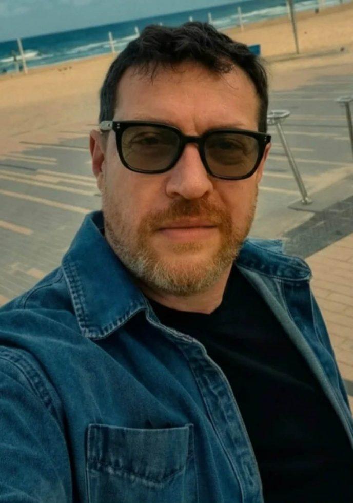 Когда-то фанатки мечтали родить от Сафонова, а сегодня не узнают постаревшего актера на новых снимках, а ведь Кириллу всего 52 года!