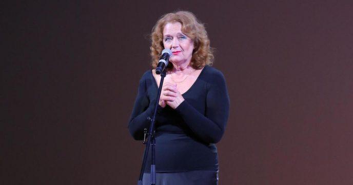 75-летняя Алферова в облегающем наряде вышла на сцену, но, судя по комментариям, актриса вызывает зависть у женщин до сих пор