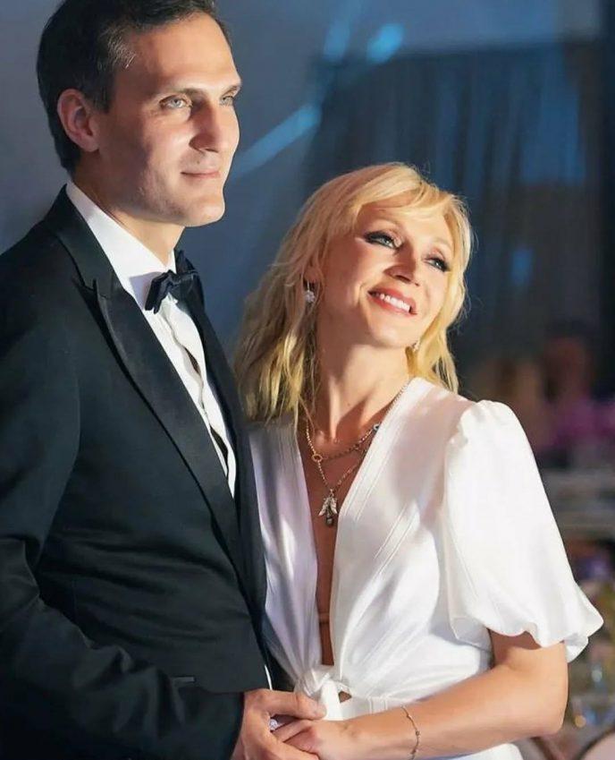 “Меня привлекала свобода: вечеринки, рестораны, а домашняя жизнь с Аллой была в тягость”. Орбакайте обнародовала фото с 81-летним отцом