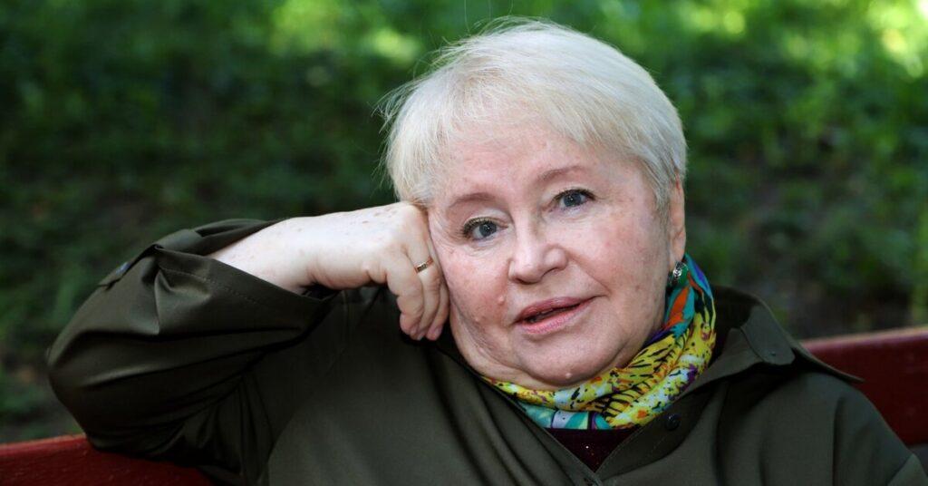 Набрала вес, покрылась бородавками и морщинами, а вот какой была актриса в молодости