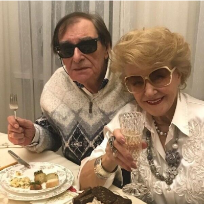 Любовь, проверенная десятилетиями: Домогаров поделился редким снимком Дружининой и Мукасeя за праздничным столом