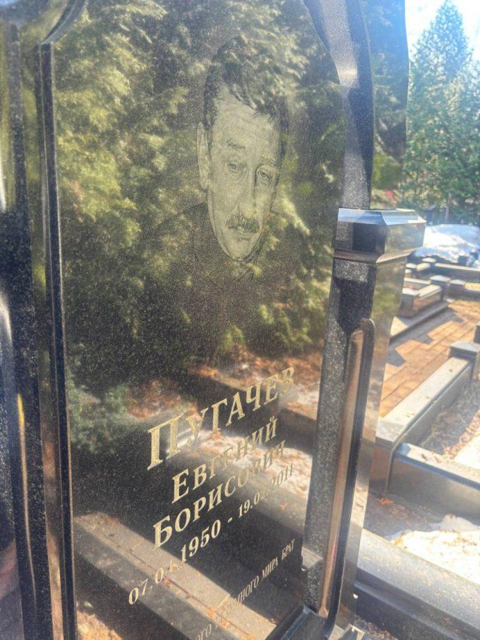 “Сотрудники помогли водителю довести ее под руки”. Пугачева страдает не по замку и даже не по былой славе