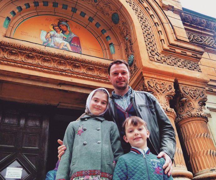 “В рядах стареющих ловеласов пополнение”. 48-летний Носков бросил жену после 20 лет совместной жизни и женился на 29-летней