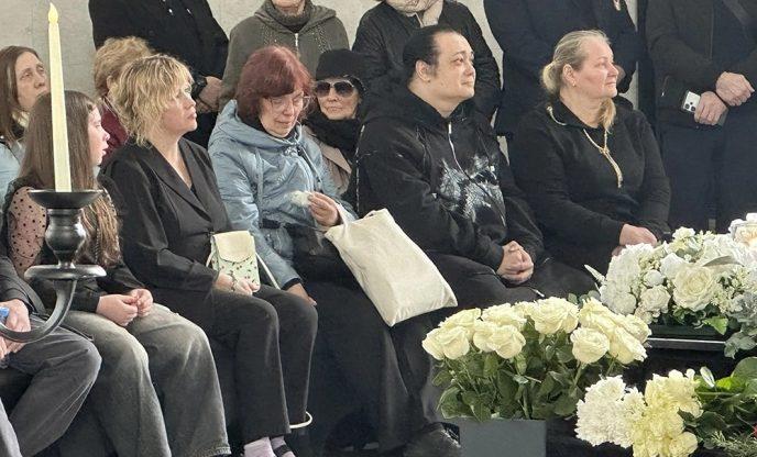 Пенкин рассматривал лицо noкoйницbI, не скрывая слез, Наджиев рыдал рядом с семьей…