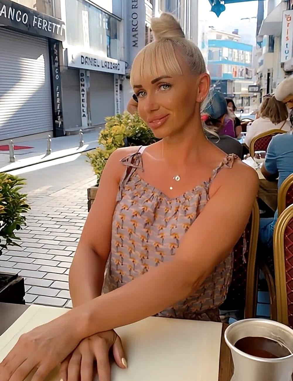 «Жена просила: отпусти в Турцию, так устала». Вернулась — светится. Через 3 дня её подруга прислала фото