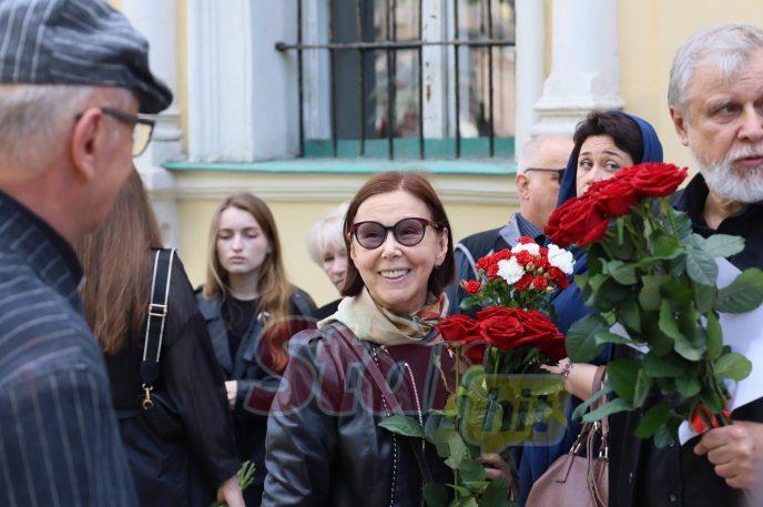 92-летний Познер, Эрнст, Симонова и неузнаваемая Чурикова были замечены на церемонии прощания с Молчановым