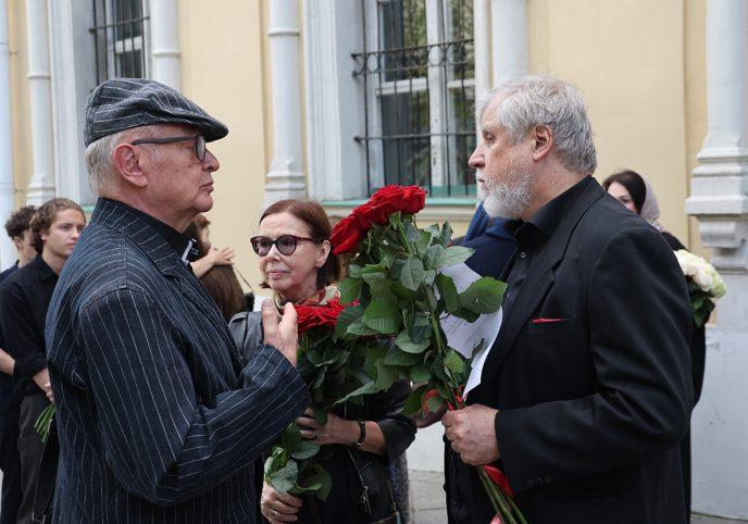 92-летний Познер, Эрнст, Симонова и неузнаваемая Чурикова были замечены на церемонии прощания с Молчановым