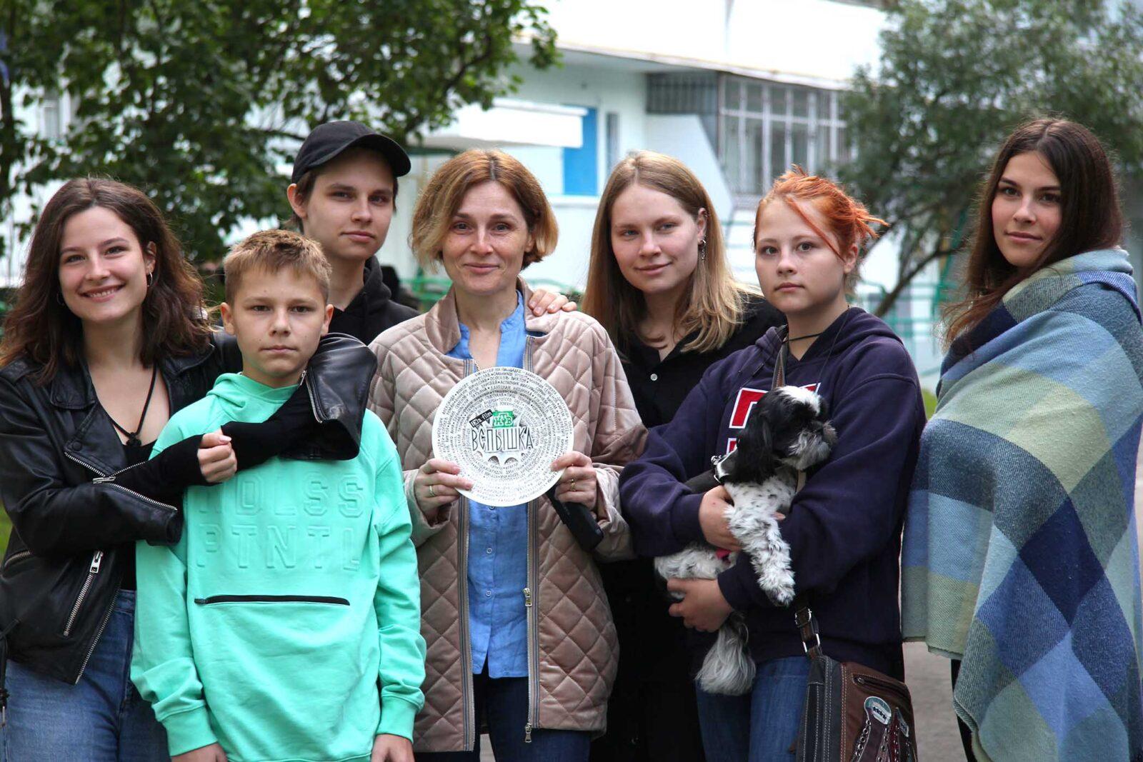 «Бесконечные роды забрали молодость и красоту». Дочь Охлобыстина показала целующихся родителей