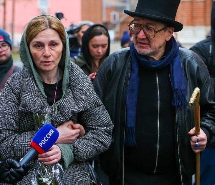 «Бесконечные роды забрали молодость и красоту». Дочь Охлобыстина показала целующихся родителей