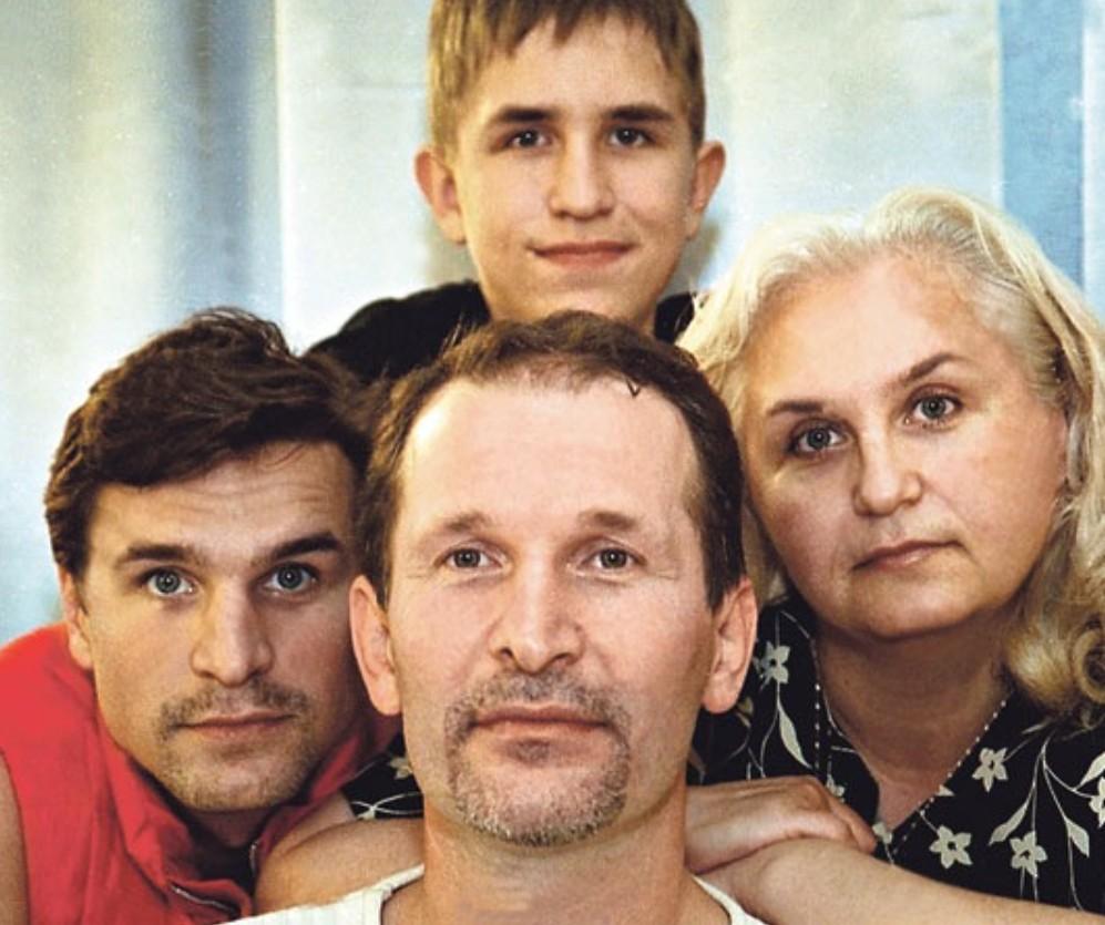 «Не променяли семью на шоу-бизнес»: как выглядят невестки Добронравова, которых поклонники называют настоящими красавицами