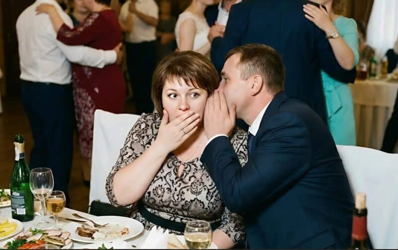 Сестра на свадьбе посадила меня в самый дальний угол, но вдруг незнакомец наклонился ко мне и тихо сказал: „Притворись, что мы пара — и твоя сестра об этом сильно пожалеет“