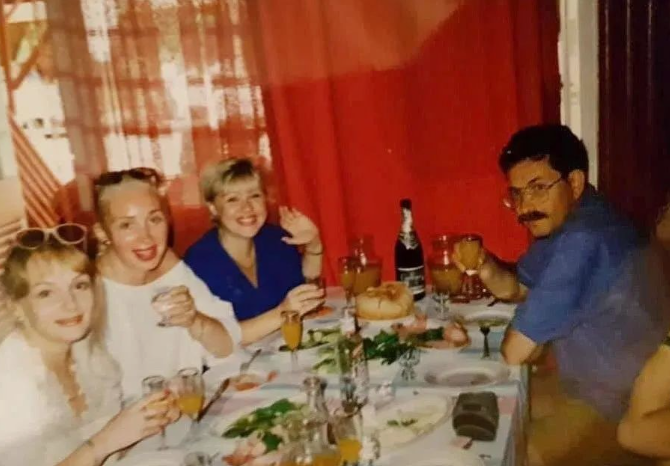 Влад Листьев в компании Ирины Грибулиной, Татьяны Васильевой и Ирины Цывиной. Фото: соцсети