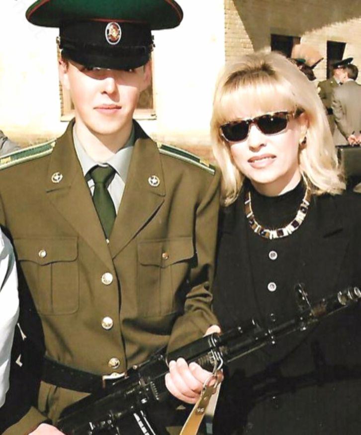 «Я умерла вместе с ним»: Куда делась любимая певица Жириновского, чемодан с деньгами хранившая дома — Татьяна