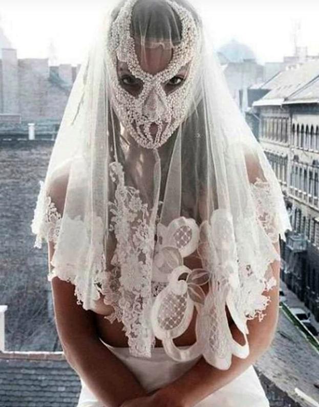Девять необычных, странных и даже жутких фотографий невест, которые вам непременно захочется пересмотреть!