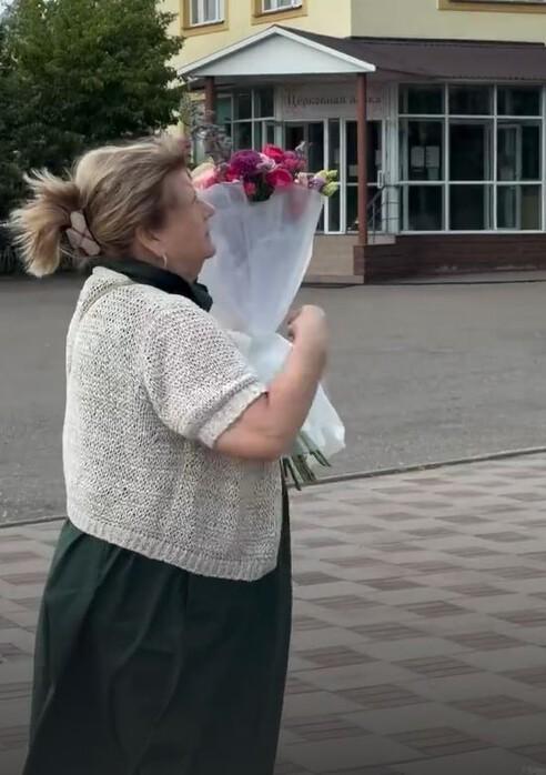 Приложилась к мощам и помолилась. 77-летнюю Муравьеву засняли в храме