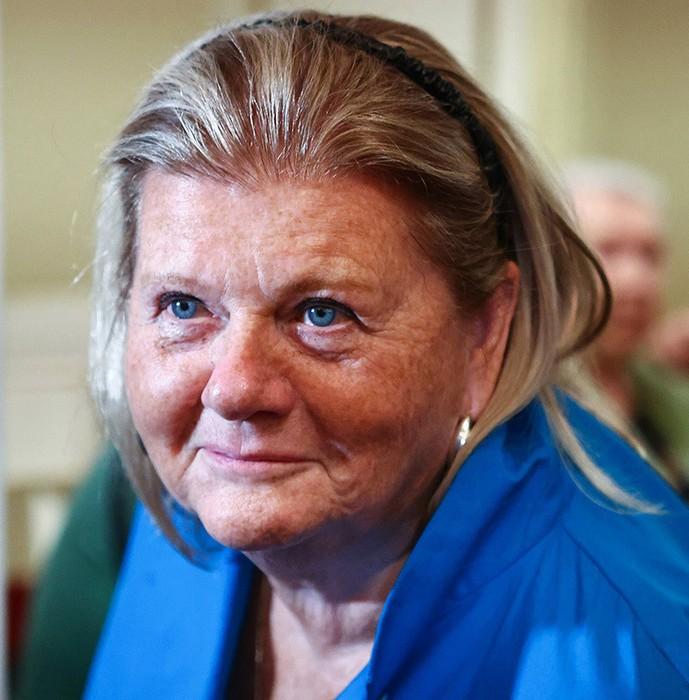Приложилась к мощам и помолилась. 77-летнюю Муравьеву засняли в храме