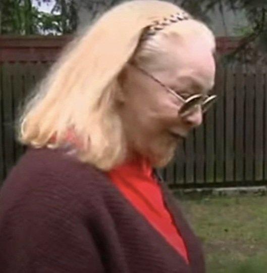 “Я очень много забываю, старость выкручивает пальцы. Каждый палец в другую сторону”. 85-летняя Брыльска заявила, что она “разваливается на части”
