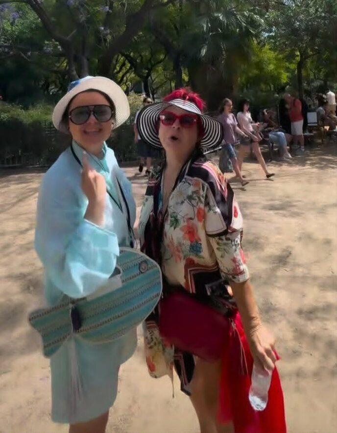 80-летняя мама в мини- шортиках. Королева вывезла на отдых свою большую семью