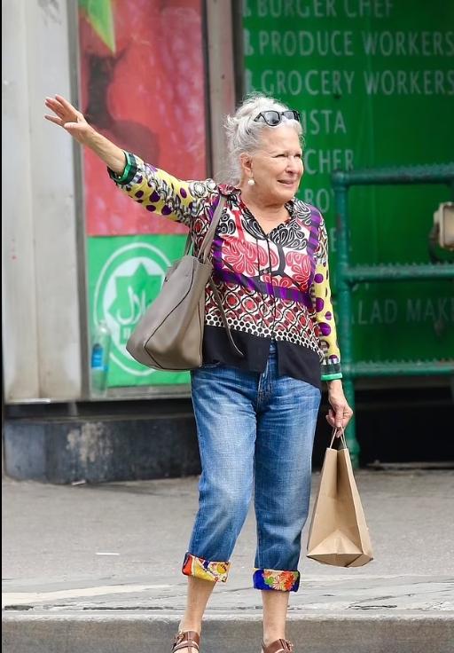 Узнаёте её? Эта артистка отмечает 80 лет и почти неузнаваема на редких фото папарацци