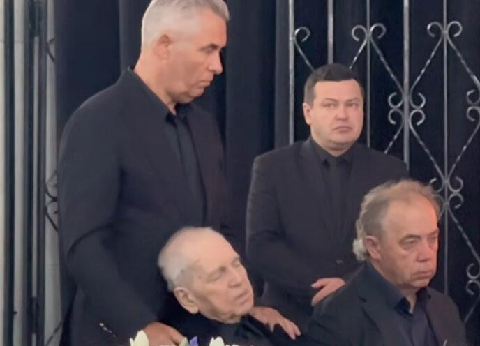 “Как я без нее?…” Отец Хворостовского едва не потерял сознание на прощании с женой