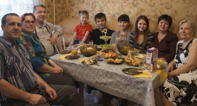 Муж решил отпраздновать свой день рождения у нас дома и пригласил всех своих родственников: свекровь с золовкой весь вечер критиковали меня и мою еду, но в какой-то момент мое терпение просто лопнуло