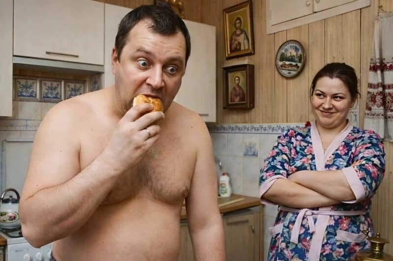«Ты всё-таки испекла мои любимые пирожки!» — сказал муж, вернувшись домой от любовницы: но едва откусив, муж побледнел, ведь внутри пирожка его ждал неожиданный «сюрприз» от жены