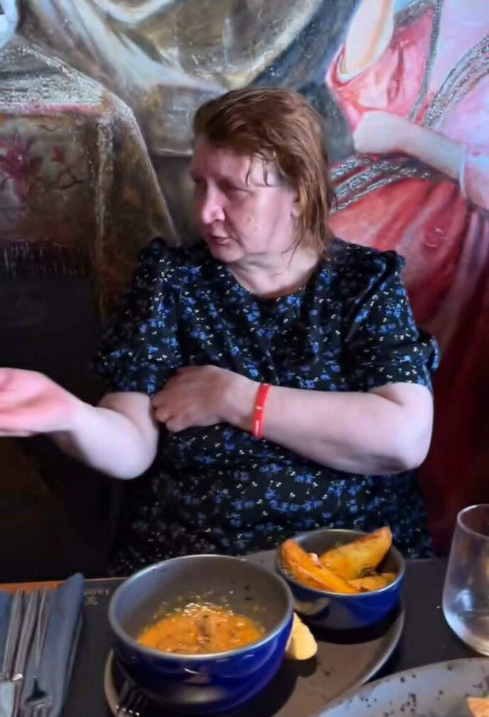 Невестка Королевой впервые показала бабушку, маму и младшего брата, которых прятала 2 года