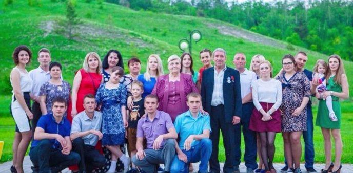“2 десятилетия была в состоянии вечной беременности и рожала почти без передышки”. Валентина и Анатолий Хромых за 23 года стали родителями 20 детей