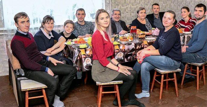 “2 десятилетия была в состоянии вечной беременности и рожала почти без передышки”. Валентина и Анатолий Хромых за 23 года стали родителями 20 детей
