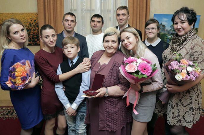 “2 десятилетия была в состоянии вечной беременности и рожала почти без передышки”. Валентина и Анатолий Хромых за 23 года стали родителями 20 детей