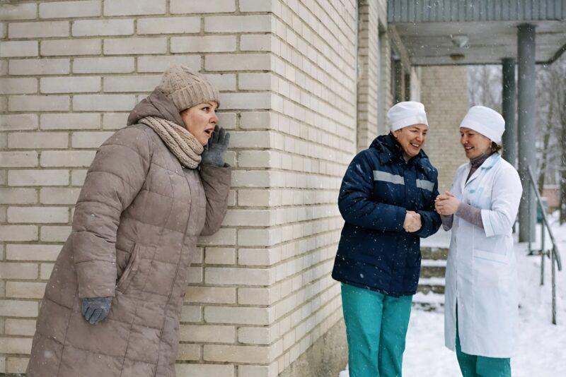 Выйдя из палаты умирающего мужа, Анна уже собиралась вернуться домой, как вдруг услышала тайный разговор двух санитарок: поняв, о чём именно они говорят, женщина пришла в настоящий ужас