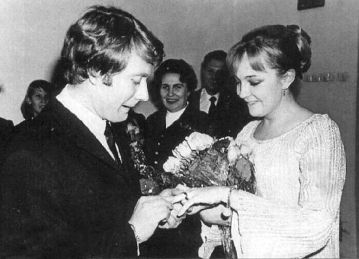 Ему — 68, а ей всего 22: Почему жена Миронова скрывала свою настоящую любовь всю жизнь