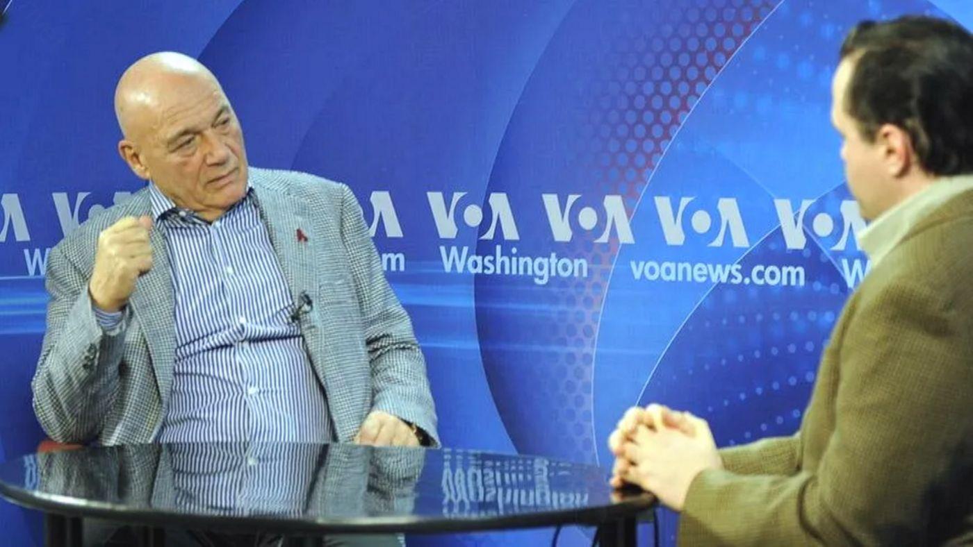 «Просто обалдел от ее красоты»: как Владимир Познер в 74 года нашел ту самую и живет с ней уже 18 лет