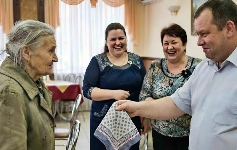 На дне рождения внука сын протянул мне грязный платок и сказал: «Возьми платок, прикройся, не позорь нас перед людьми»