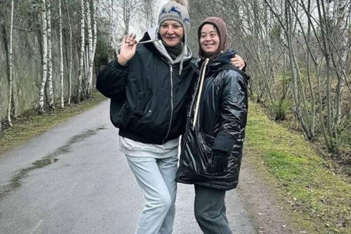 71-летняя Хакамада показала 48-летнего старшего сына- точную копию мамы