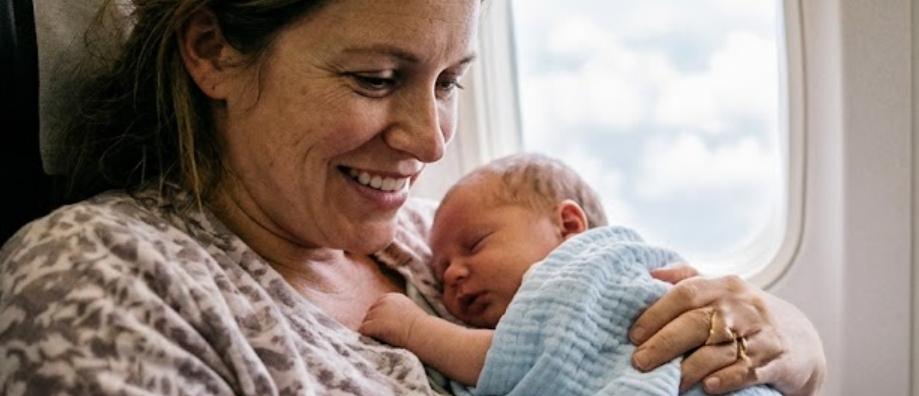 Незнакомка отказалась освободить мои оплаченные места в самолёте. Но спустя час моя 10-летняя дочь достала из рюкзака одну вещь — и весь салон замер