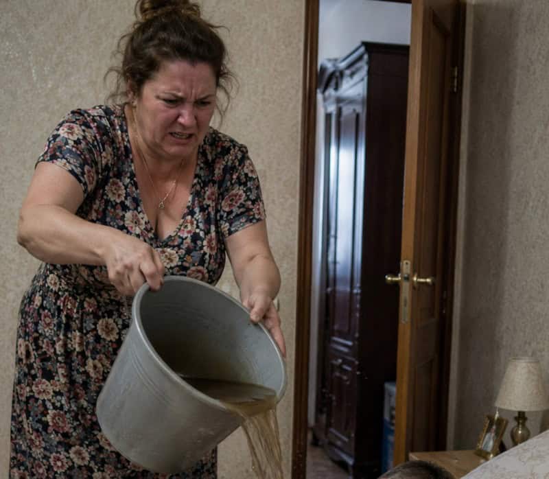 Жена застала мужа с любовницей прямо в собственной кровати и облила их грязной водой; Но это оказалось лишь началом мести — дальше произошло нечто, чего они точно не ожидали…