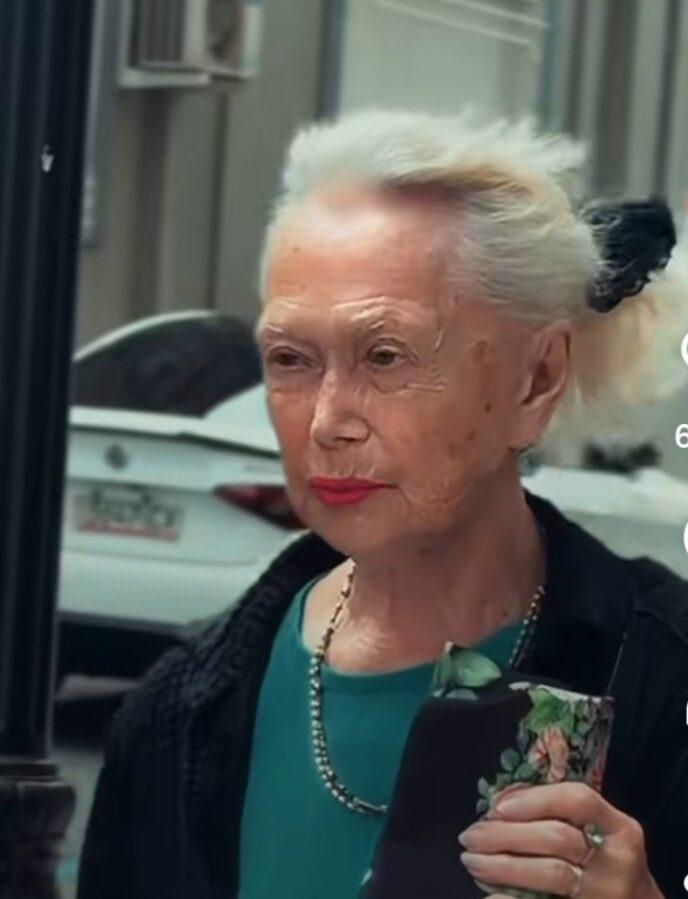 В 90 лет на своих ногах! 89-летнюю Немоляеву засняли на прогулке в гордом одиночестве