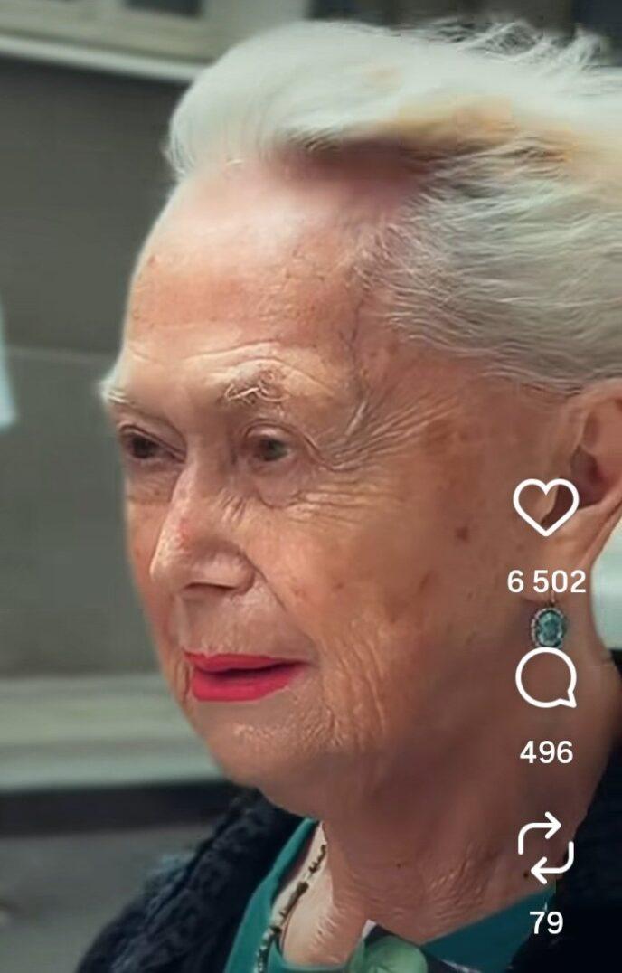В 90 лет на своих ногах! 89-летнюю Немоляеву засняли на прогулке в гордом одиночестве