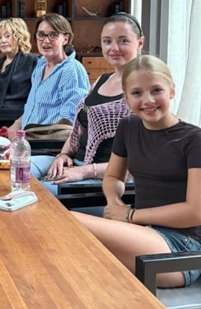 Аллочка с cиrapетой и Галкин во главе стола! Пугачева показала снимки с семейной встречи с Паулсом