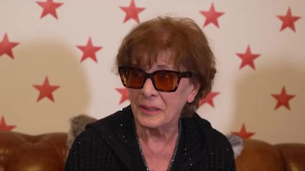 “Мать Тиграна считала меня непорядочной женщиной, которая родила вне брака, к тому же от ее сына”. В Сеть попал редкий кадр 87-летней матери Кеосаяна