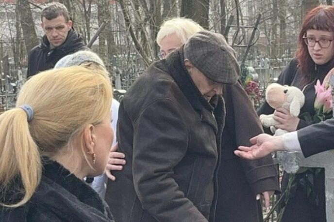 Оклемался после кончины жены, слава Богу. 91-летнего Басилашвили засняли во время раздачи автографов